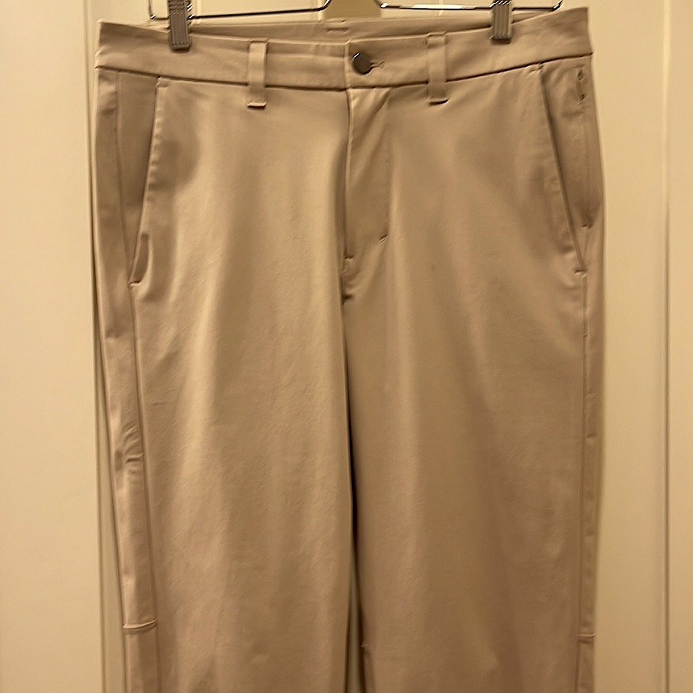 Men’s Lululemon Commission Slim Fit in the color Trench/Khaki. Like New 32x34